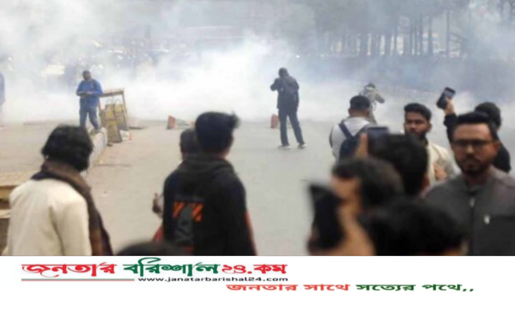 পুলিশ ও মোবাইল ফোন ব্যবসায়ীদের সংঘর্ষে রণক্ষেত্র কারওয়ানবাজার