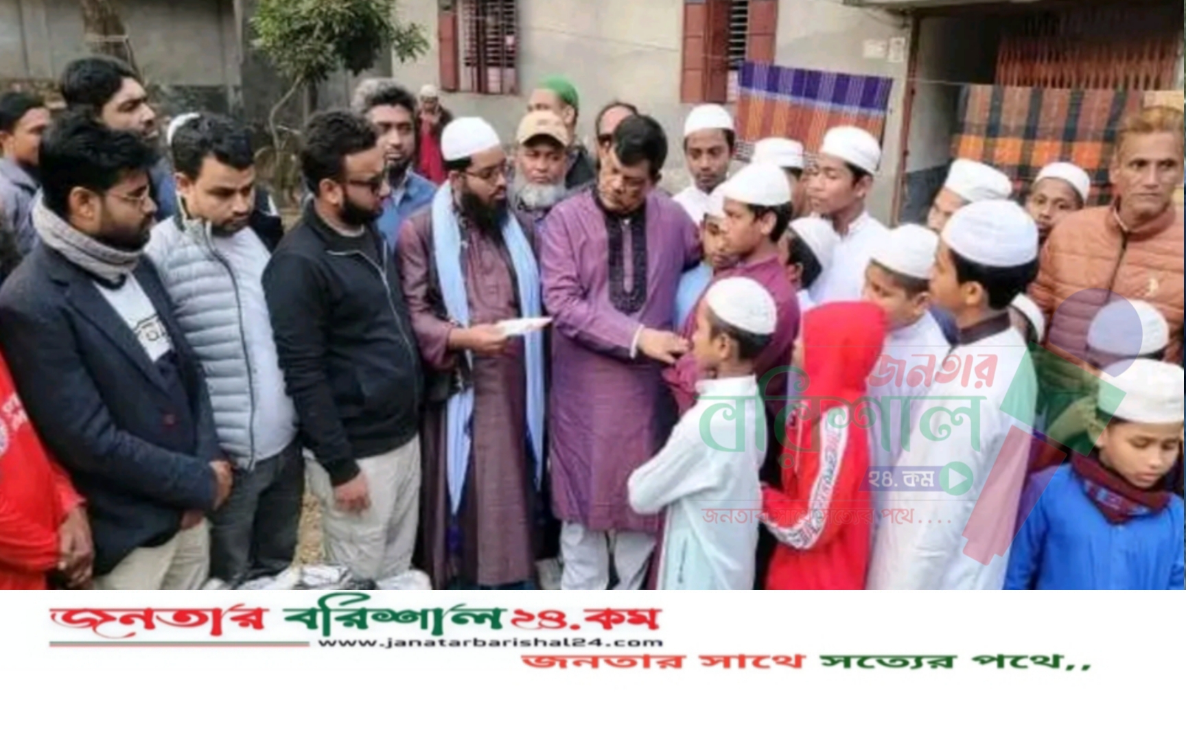 বরিশালে অগ্নিকাণ্ডে ক্ষতিগ্রস্থ মাদ্রাসায় রহমাতুল্লাহর আর্থিক সহায়তা প্রদান