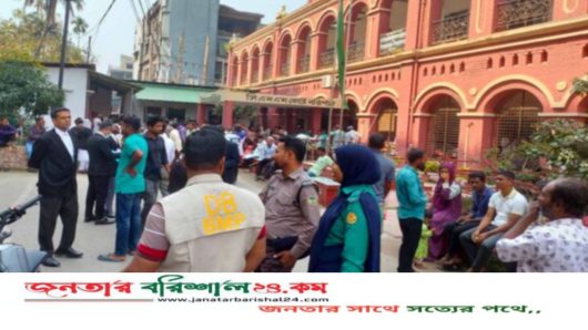 বরিশালে আইনজীবীদের আদালত বর্জন, ভোগান্তিতে বিচারপ্রার্থীরা