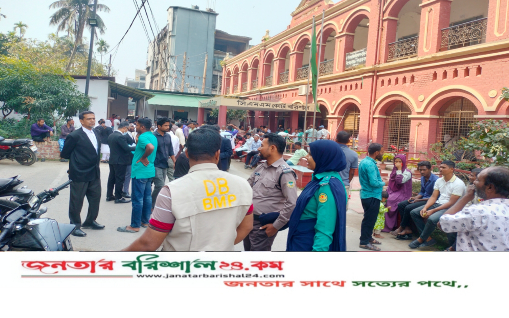 বরিশালে আদালত ভাঙচুর: আওয়ামীপন্থী ৬৫ আইনজীবীর নিন্দা