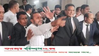 বরিশাল আইনজীবী সমিতির মনোনয়নপত্র বিতরণকে কেন্দ্র করে আদালত প্রাঙ্গনে হট্টগোল