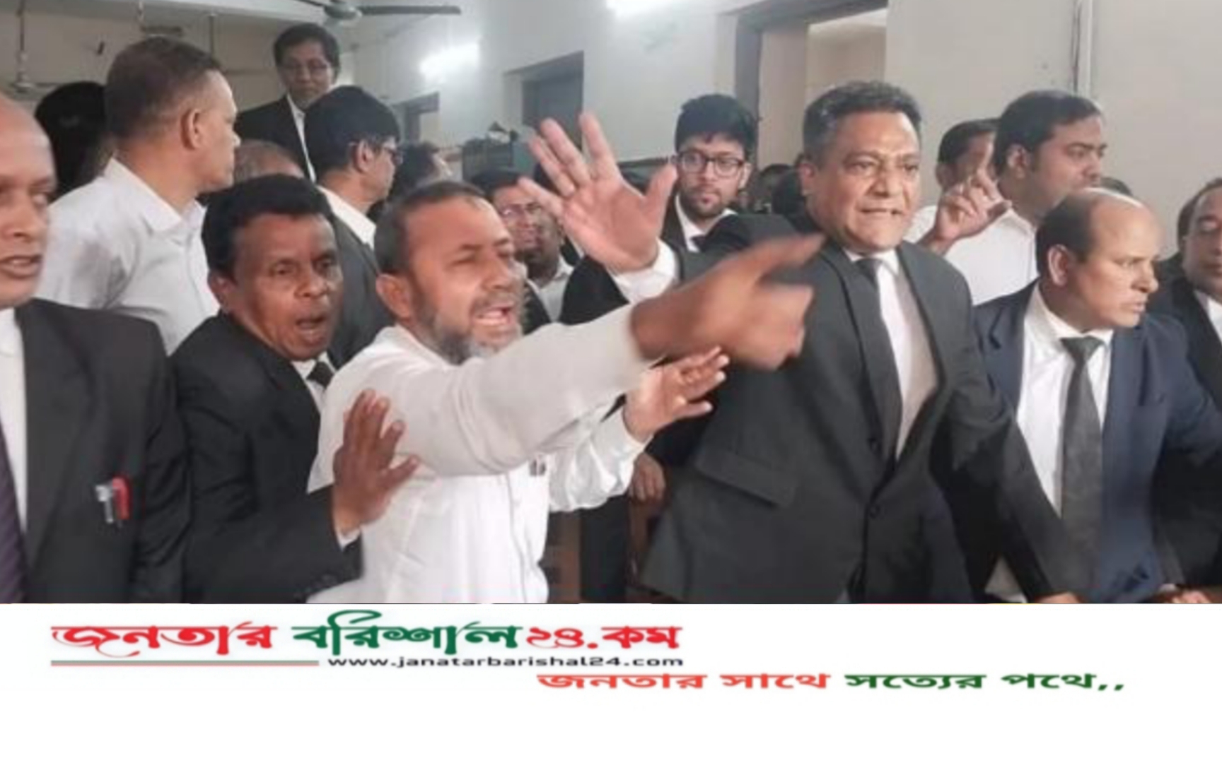 বরিশাল আইনজীবী সমিতির মনোনয়নপত্র বিতরণকে কেন্দ্র করে আদালত প্রাঙ্গনে হট্টগোল