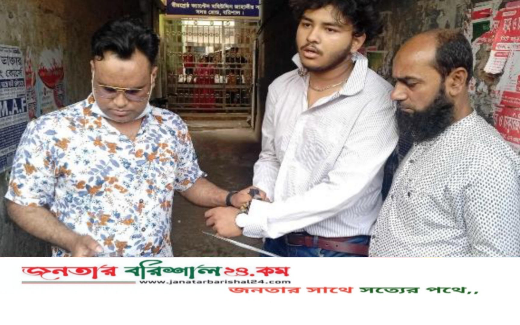 বরিশালে প্রেমিকার চোখের লেন্স পাল্টে না দেয়ায় দোকানীর ওপর হা’ম’লার চেষ্টা, যুবক আটক