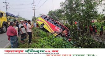 বরিশালে ট্রাকের সঙ্গে মুখোমুখি সংঘর্ষে খাদে যাত্রীবাহী বাস