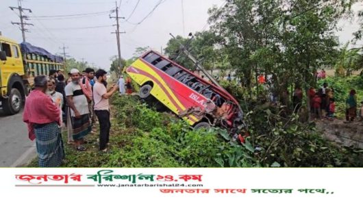 বরিশালে ট্রাকের সঙ্গে মুখোমুখি সংঘর্ষে খাদে যাত্রীবাহী বাস
