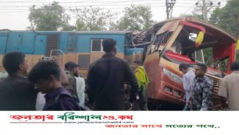 বাসে ট্রেনের ধাক্কা, নিহত বেড়ে ১২