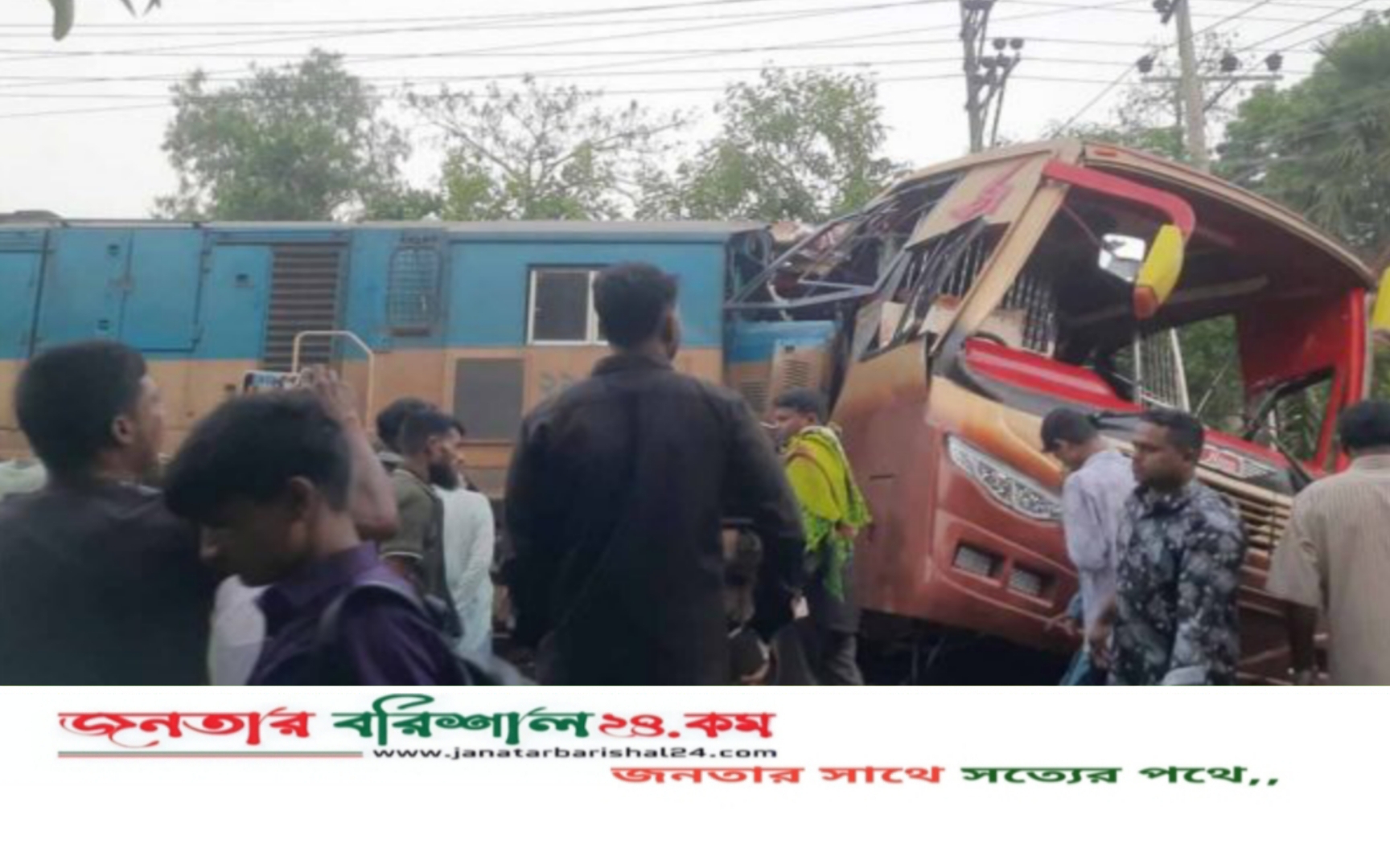 বাসে ট্রেনের ধাক্কা, নিহত বেড়ে ১২