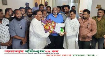 বিপুলসংখ্যক নেতাকর্মী নিয়ে স্পিকারকে বিএনপি নেতা রহমাতুল্লাহ’র ফুলেল শুভেচ্ছা