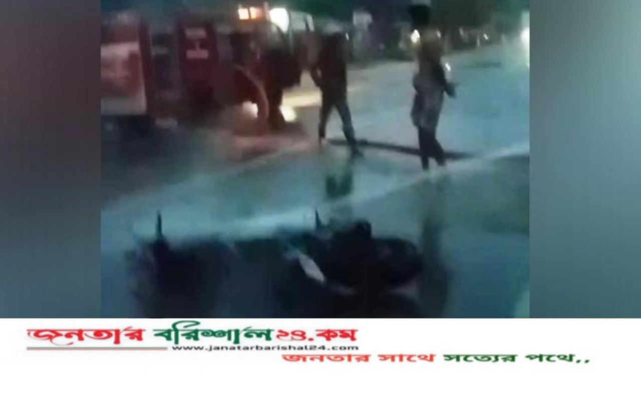 বরিশালে মোটরসাইকেলে বোতলজাত তেল ভরার সময় আগুন, চালক দগ্ধ