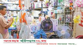 বরিশালে ফ্যানের দোকানগুলোতে ক্রেতাদের ভিড়, চার্জার ফ্যানের দাম দ্বিগুন