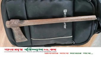 পটুয়াখালীতে পরীক্ষা কেন্দ্রের বাইরে কুড়ালসহ আটক শিক্ষার্থী