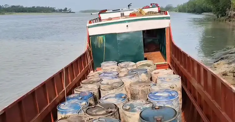 পটুয়াখালীতে নোঙর করা ট্রলারে মিললো ৬২০০ লিটার জ্বালানি তেল