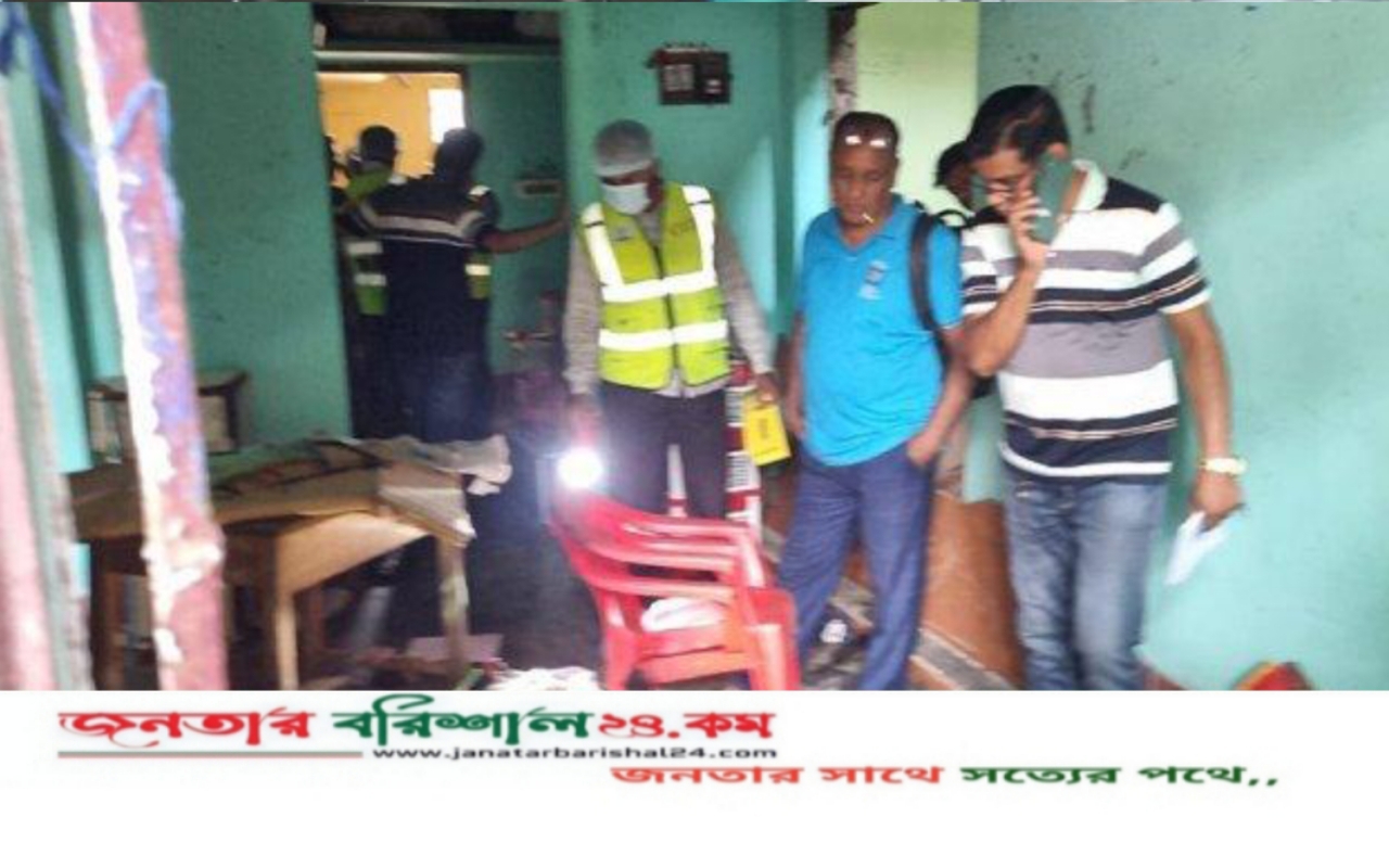 বরিশালে রহস্যজনক বিস্ফোরণে উড়ে খালে ঘরের দরজা-জানালা, আহত ৩