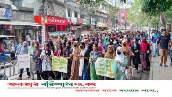 ৪ দফা দাবিতে বরিশাল বিএম কলেজ শিক্ষার্থীদের বিক্ষোভ
