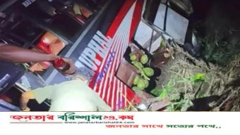 পটুয়াখালীতে নিয়ন্ত্রণ হারিয়ে যাত্রীবাহী বাস খাদে পড়ে স্টাফ নিহত