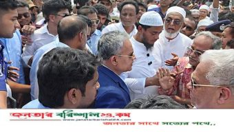 পটুয়াখালীতে দুই পক্ষের ধাক্কাধাক্কিতে মঞ্চে উঠতে পারলেন না সেতুমন্ত্রী