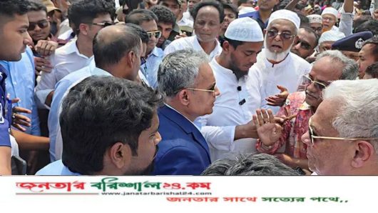 পটুয়াখালীতে দুই পক্ষের ধাক্কাধাক্কিতে মঞ্চে উঠতে পারলেন না সেতুমন্ত্রী