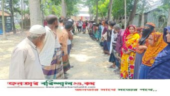 পটুয়াখালীতে চাল পাননি ৬৬৫ জেলে, তোপের মুখে ইউপি চেয়ারম্যান