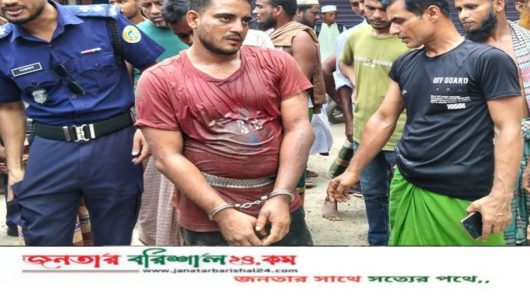 ঝালকাঠিতে চাঁদা নিতে আসা যুবককে আটক করে পুলিশে দিল জনতা