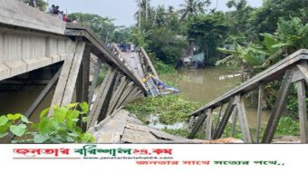 পিরোজপুরে বেইলি ব্রিজ ভেঙে আলুবোঝাই ট্রাক খালে