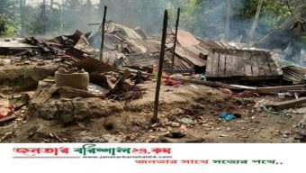 বরিশালে অটোরিকশা চালককে হত্যায় অভিযুক্তদের বাড়িতে আগুন দিল ক্ষুব্ধ জনতা