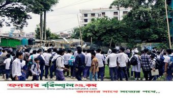 বরিশালে বাণিজ্য মেলার সেই গণশৌচাগার ভেঙে দিল শিক্ষার্থীরা