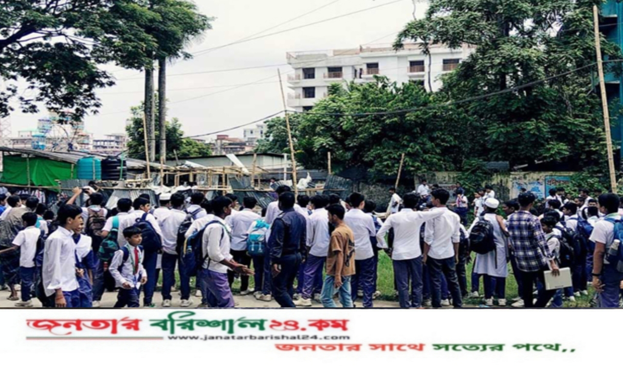 বরিশালে বাণিজ্য মেলার সেই গণশৌচাগার ভেঙে দিল শিক্ষার্থীরা