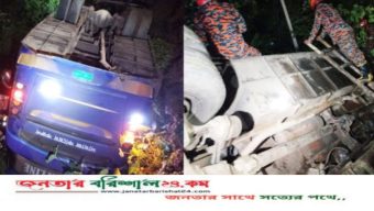 বরিশালে যাত্রীবাহী বাস নিয়ন্ত্রণ হারিয়ে খাদে, আহত ১০
