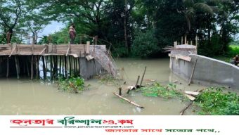 বরিশালে সকালে ঢালাই বিকেলে ভেঙে পড়ল অর্ধকোটি টাকার গার্ডার ব্রিজ