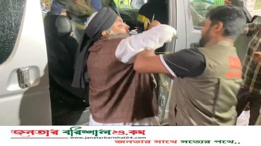 এনসিপি থেকে অব্যাহতিপ্রাপ্ত গাজী সালাউদ্দিনের ওপর ডিম নিক্ষেপ