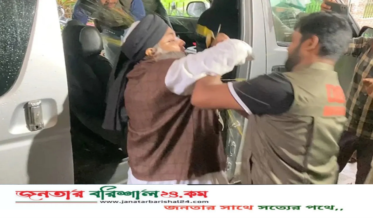 এনসিপি থেকে অব্যাহতিপ্রাপ্ত গাজী সালাউদ্দিনের ওপর ডিম নিক্ষেপ