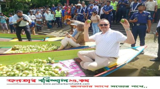 ঝালকাঠির ভীমরুলীর ভাসমান পেয়ারার হাটে মার্কিন রাষ্ট্রদূত, নৌকায় ঘুরে দেখলেন হাট