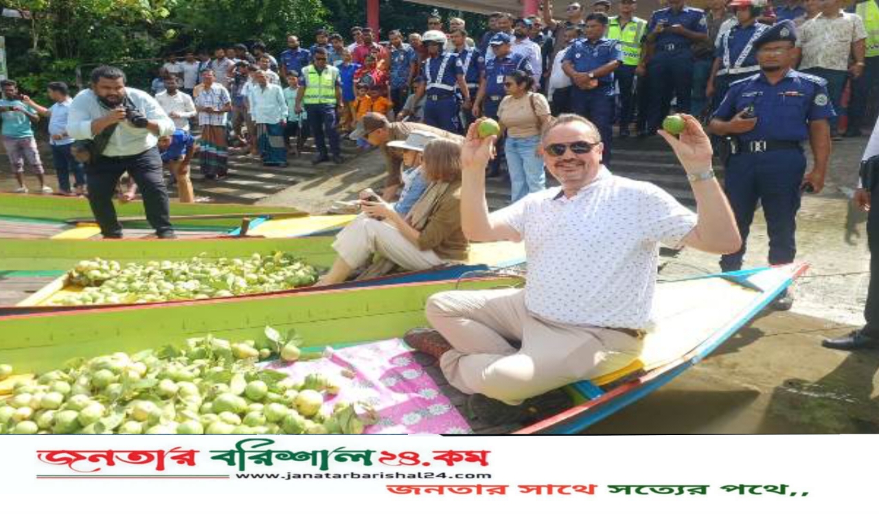 ঝালকাঠির ভীমরুলীর ভাসমান পেয়ারার হাটে মার্কিন রাষ্ট্রদূত, নৌকায় ঘুরে দেখলেন হাট