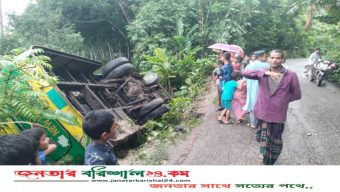 উজিরপুরে নিয়ন্ত্রণ হারিয়ে যাত্রীবাহী বাস খাঁদে