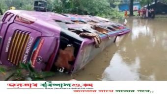 কলাপাড়ায় পর্যটকবাহী ডাবল ডেকার স্লিপার বাস পুকুরে, আহত ১৩