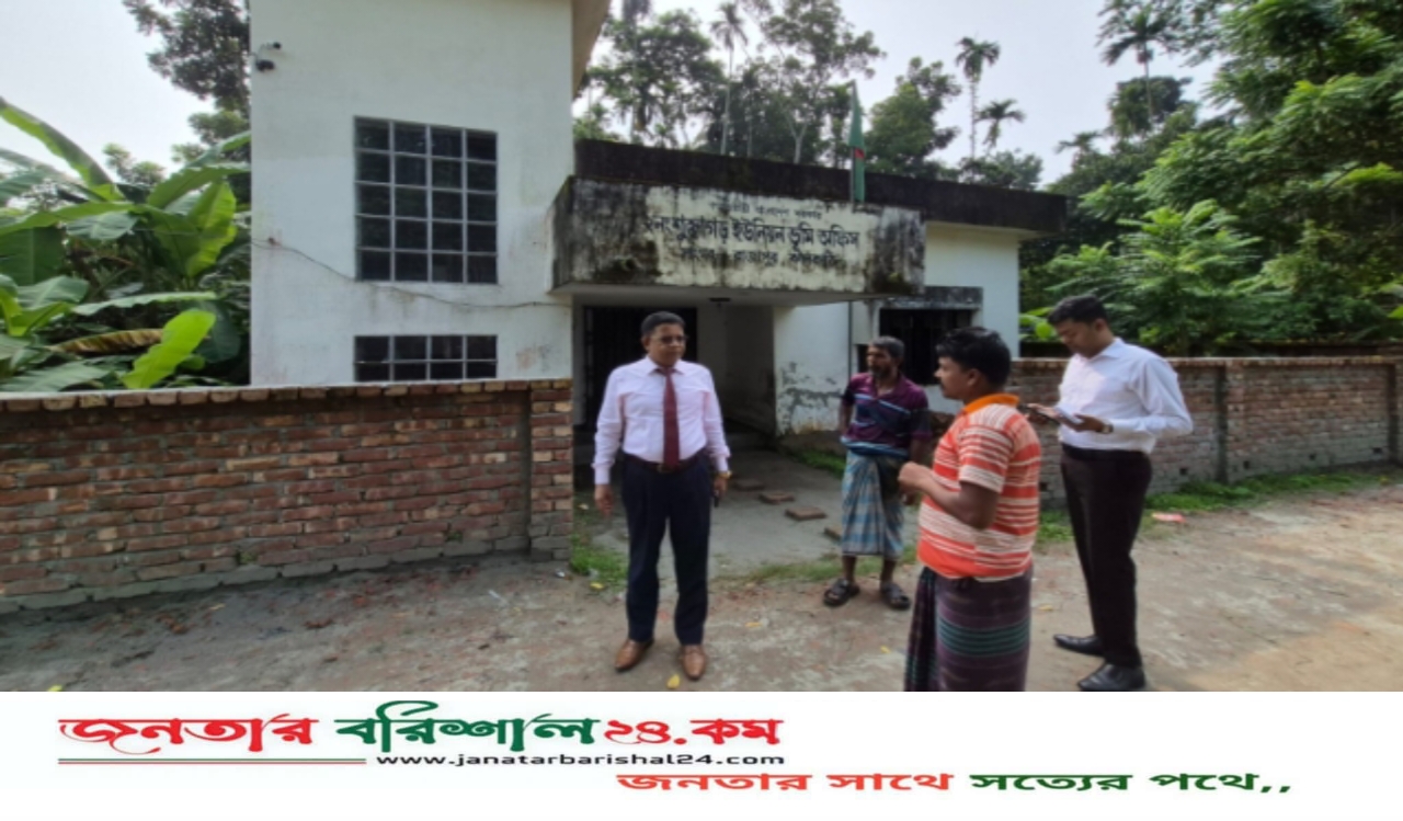 ঝালকাঠিতে বিভাগীয় কমিশনারের হানা: নেই কর্মকর্তা-কর্মচারী, ভূমি অফিসে ঝুলছিল তালা