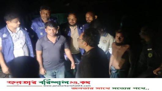 বরিশালে অবৈধভাবে বালু উত্তোলনকালে দুটি ড্রেজার ও বলগেট জব্দ, আটক ২