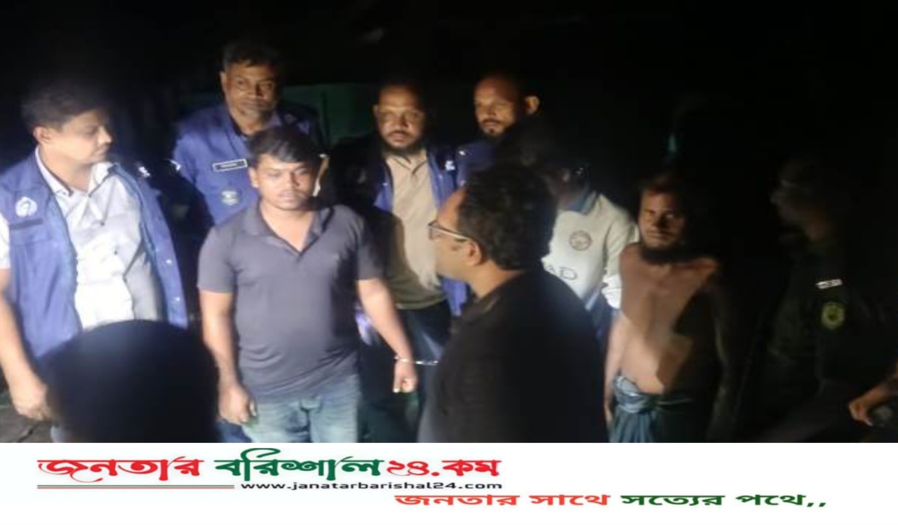 বরিশালে অবৈধভাবে বালু উত্তোলনকালে দুটি ড্রেজার ও বলগেট জব্দ, আটক ২