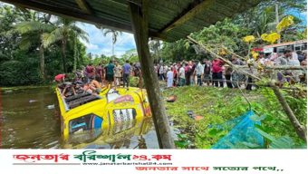 বরিশালে নিয়ন্ত্রণ হারিয়ে পুকুরে যাত্রীবাহী বাস, অলৌকিকভাবে বাঁচলেন যাত্রীরা