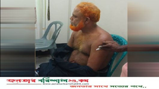 বরিশালে ইউনিয়ন পরিষদের ভিতরে  ইউপি সদস্যকে পিটিয়ে আহত