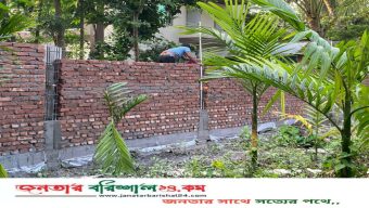 আদালতের আদেশ অমান্যের অভিযোগ  বানারীপাড়ার সাবেক মেয়রের জমিতে সীমানা প্রচীর নির্মাণ