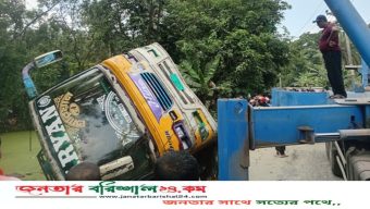বরিশালে নিয়ন্ত্রণ হারিয়ে যাত্রীবাহী বাস পুকুরে, কাঁচামাল ব্যবসায়ী নিহত