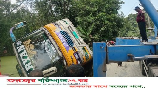 বরিশালে নিয়ন্ত্রণ হারিয়ে যাত্রীবাহী বাস পুকুরে, কাঁচামাল ব্যবসায়ী নিহত