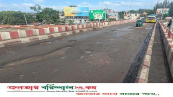 বরিশালের দপদপিয়া সেতু এখন মরণফাঁদ, ঝুঁকি নিয়ে চলাচল