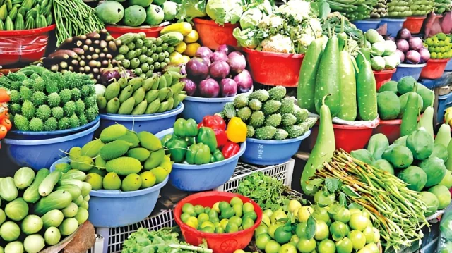৮০ টাকার নিচে শুধু পেঁপে ও কুমড়া, চড়া সবজির বাজার